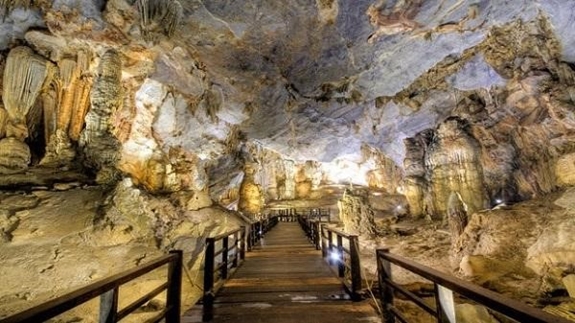 Động Cảm Dương, thị trấn Yên Thế- huyện Lục Yên được đánh giá là hang động đẹp nhất Yên Bái, được xếp hạng trong nhóm 10 hang động đẹp nhất Việt Nam.